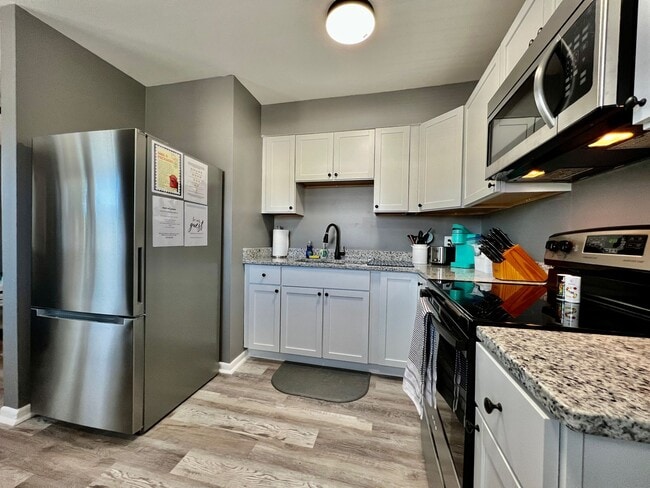 Building Photo - Fully furnished apartment with all utilities and High-speed internet included