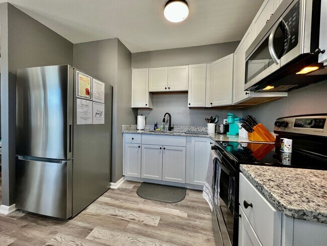 Foto del edificio - Fully furnished apartment with all utilities and High-speed internet included