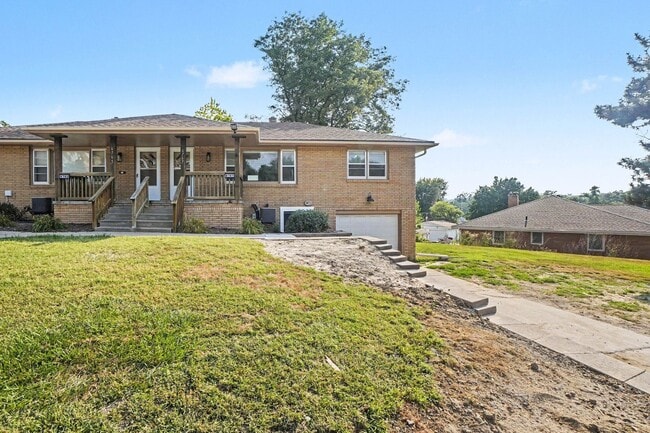 Modern Comfort meets Convenience - 3BR/2BA Duplex - Modern Comfort meets Convenience - 3BR/2BA Duplex House