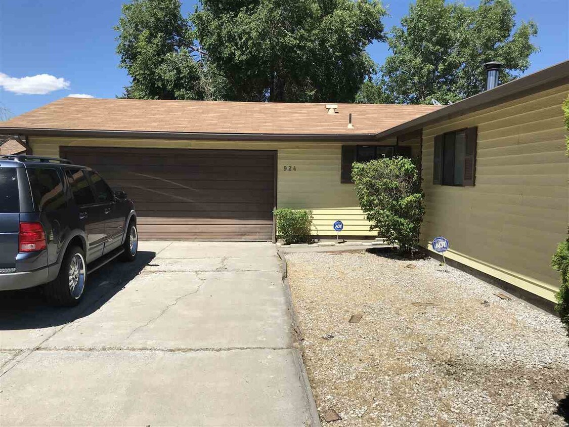 Primary Photo - 924 E Greenbrae Dr