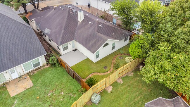 Foto del edificio - 16510 Bluff Springs Dr