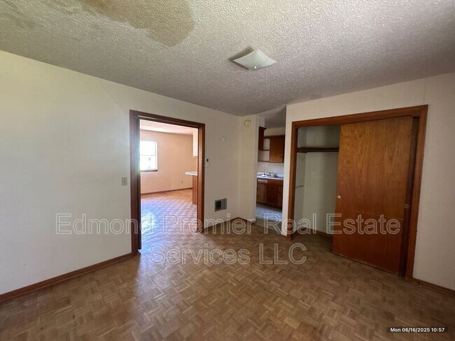 Foto del edificio - 706 NW 96th St