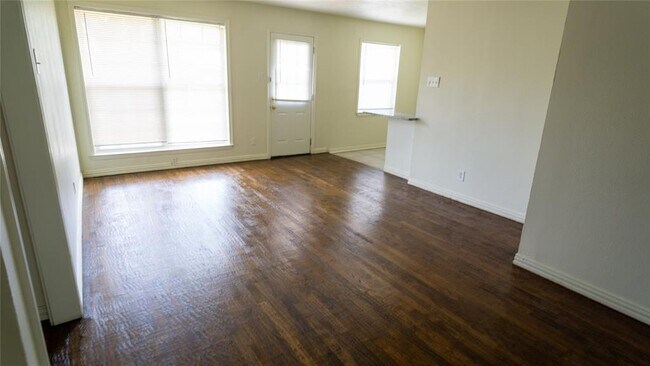 Foto del edificio - 1215 Dearborn Dr