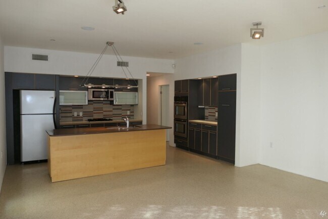 Building Photo - Palm Springs Village,Unfurnished,Long Term