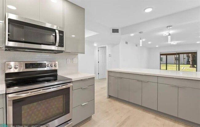 Building Photo - 6085 N Sabal Palm Blvd