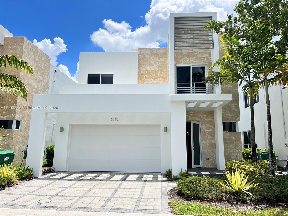 Foto principal - 6745 NW 103rd Ave
