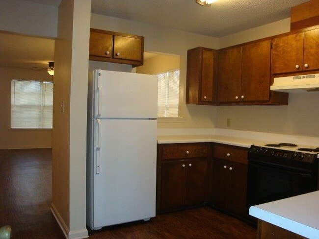 Building Photo - CUTE 2BR/2.5BA town house close to everything!