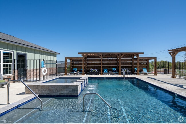 Piscina estilo resort con cabañas de lujo - Virtu On Azalea