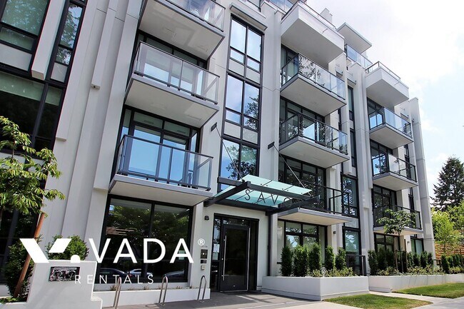 Photo du bâtiment - Savoy At Queen Elizabeth Park Apartment Re...