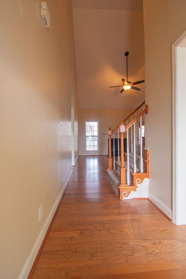 Building Photo - 4 Bedroom 2.5 Bathroom With Bonus and Screened in Porch!