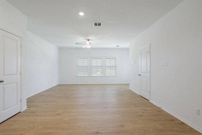 Building Photo - 109 Desert Hare Dr