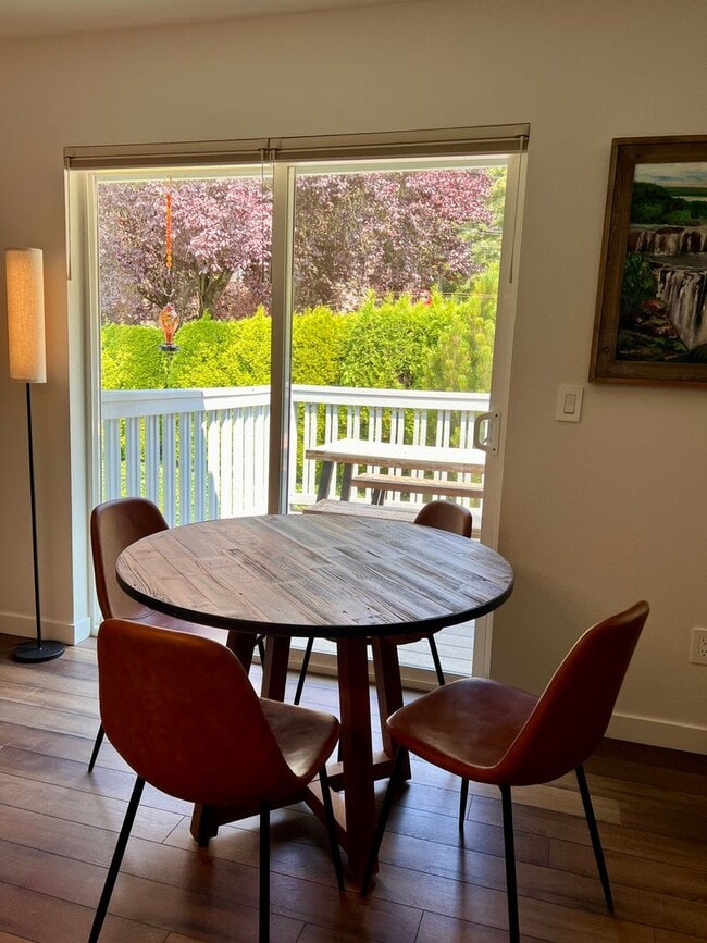 Building Photo - Quiet Downtown Kirkland Condo Available 8/6/26