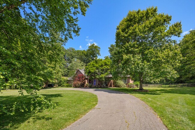 Foto del edificio - Spacious 6-Bedroom Furnished Home Near Ash...