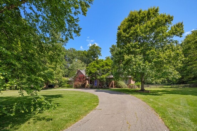 Building Photo - Spacious 6-Bedroom Furnished Home Near Asheville – Privacy, Comfort & Convenience!