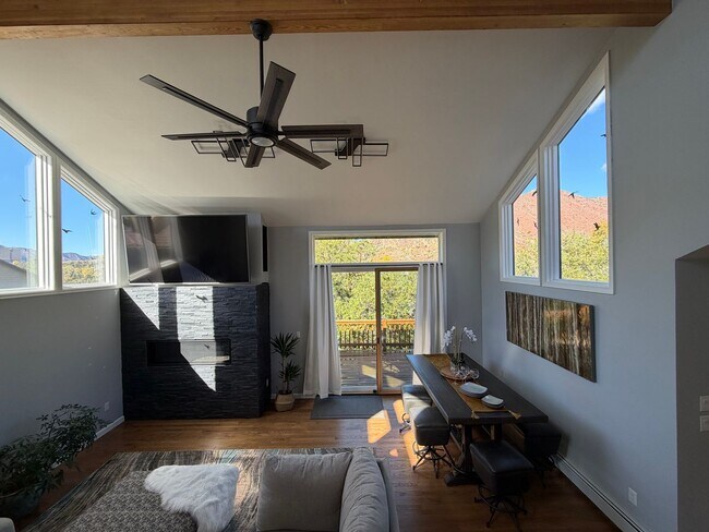Foto del edificio - 3 Bedroom 2.5 Bath Home with 2 Car Garage ...