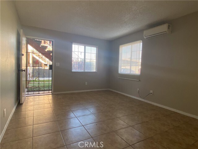 Foto del edificio - 1023 W 8th St