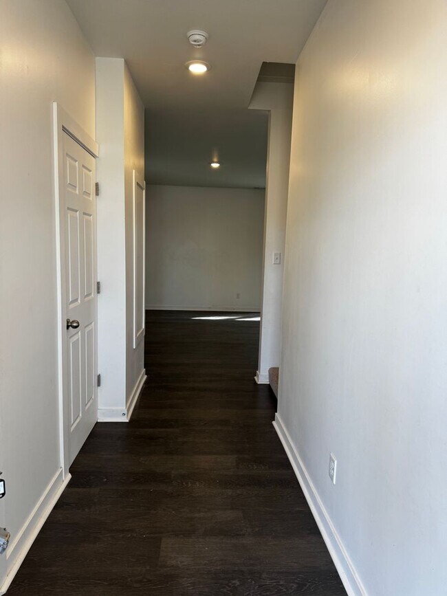 Foto del edificio - 225-229 W 3rd St