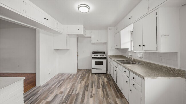 Foto del edificio - 8171 Redfern Dr