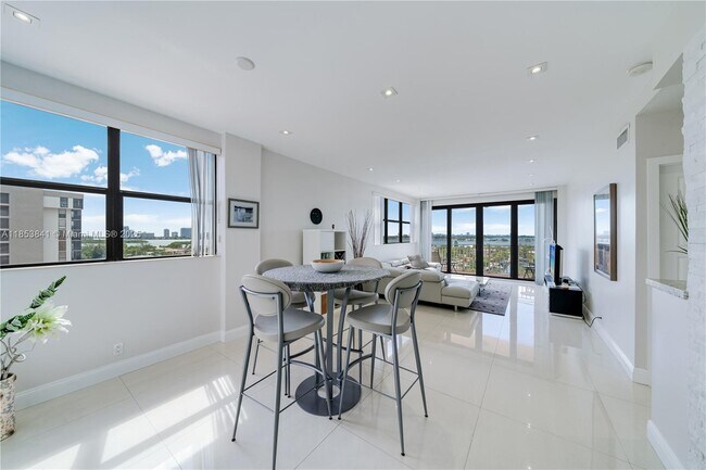 Foto del edificio - 2450 NE 135th St