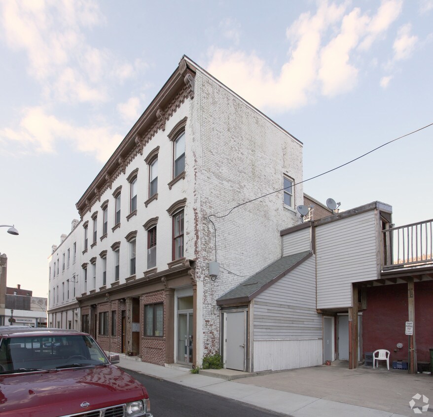 Building Photo - Multi-Use Property