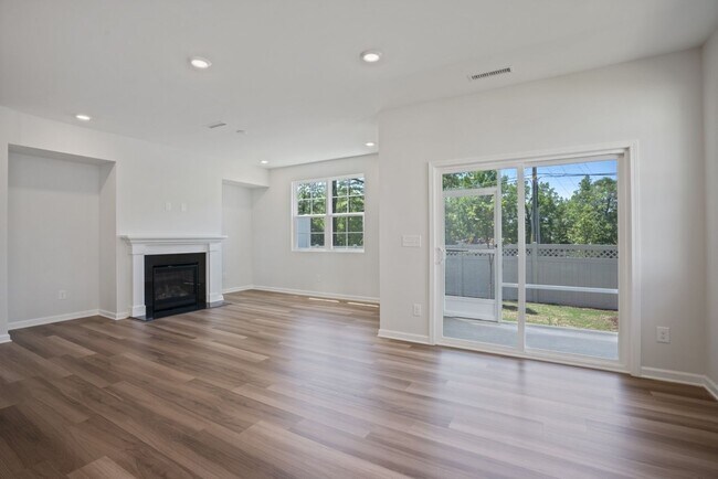 Foto del edificio - End Unit  Townhome | Open floor plan | 2 C...
