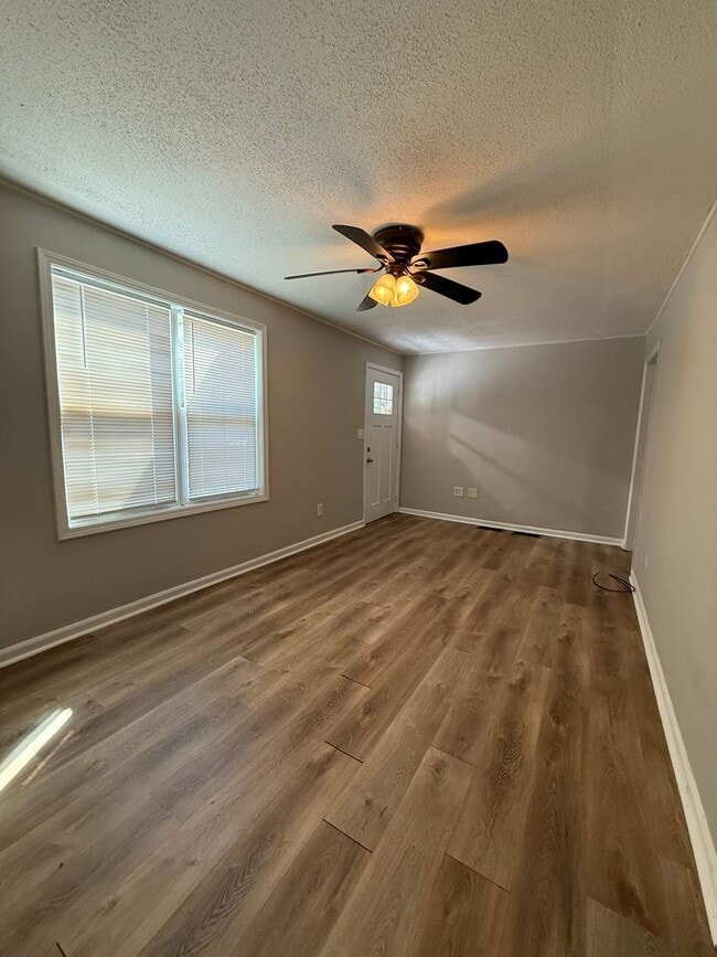 Building Photo - 2 bedroom 1 bath single family home
