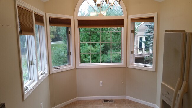 Building Photo - 8 Rosewood Ln