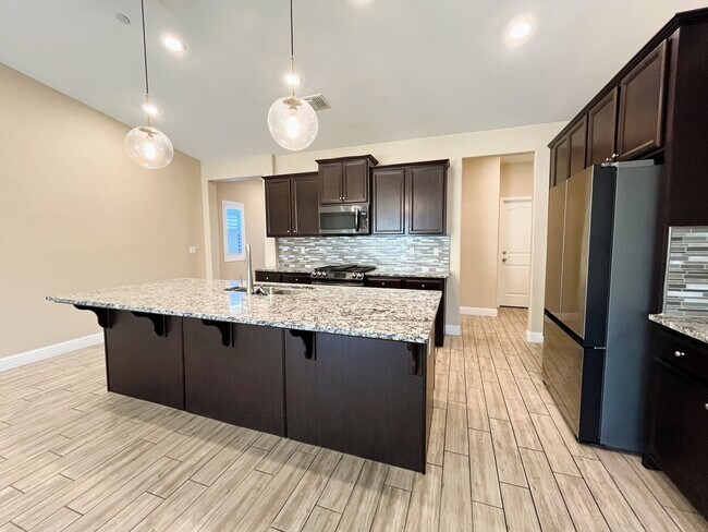 Foto del edificio - Stunning Luxury Home for Rent in Shafter