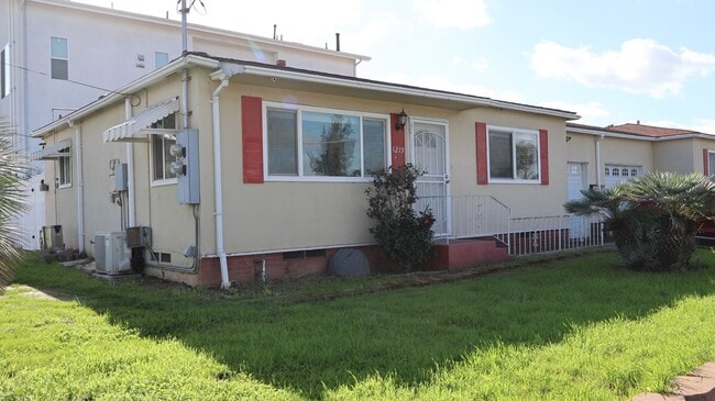 Building Photo - 2 bedrooms 2 full bathrooms duplex in El Cajon City.