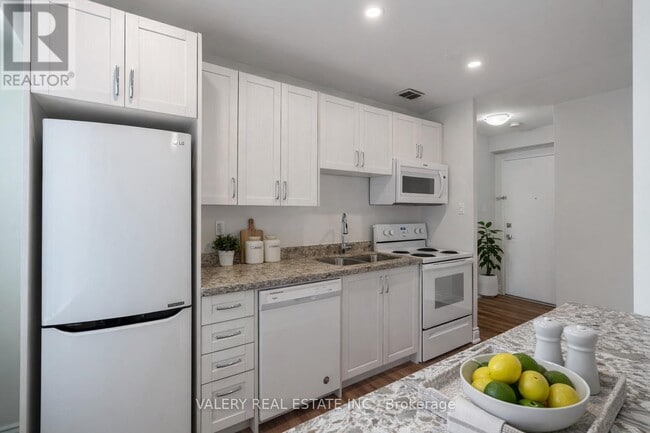 Building Photo - 161 St George St