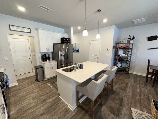 Foto del edificio - Like new townhome in Clayton with a fenced...