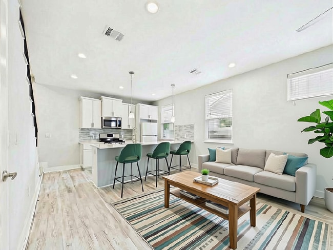 Building Photo - Elegant Modern Freestanding Condo with Private Yard Near Downtown Austin