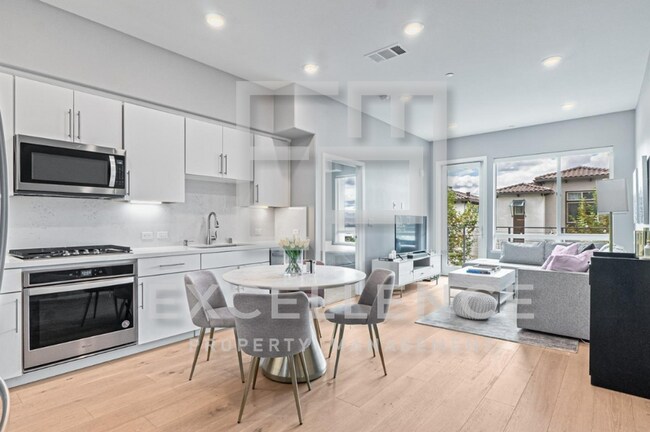 Foto del edificio - 1/1.5+ Office In Communication Hill - 3 Ye...