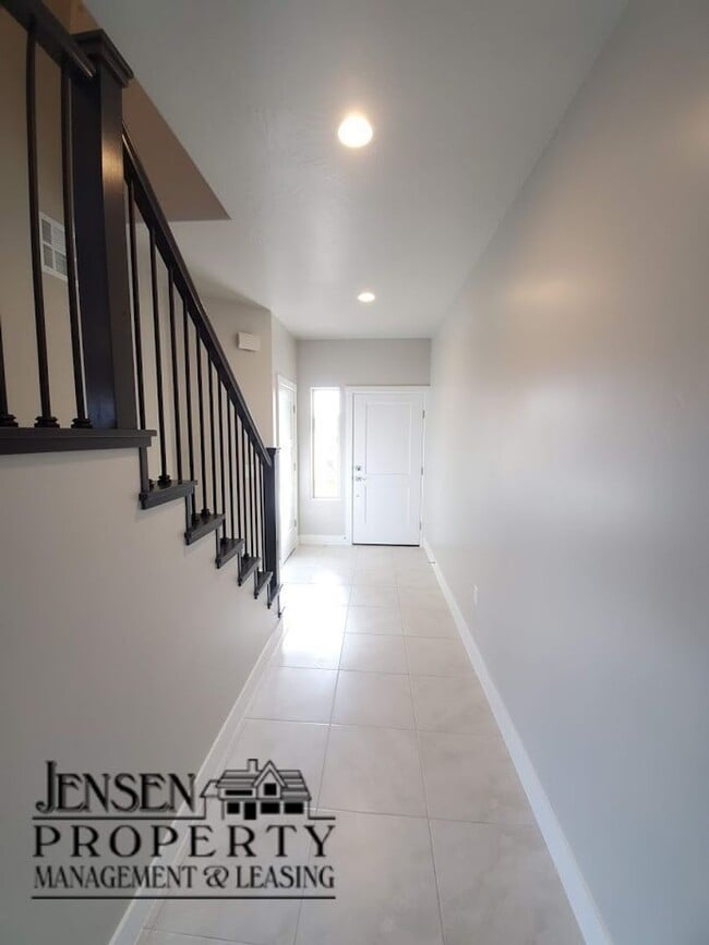 Foto del edificio - Red Mountain Vista Town Home- End Unit