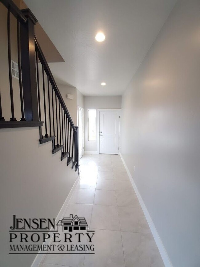 Foto del edificio - Three Bedroom Red Mountain Vista Town Home
