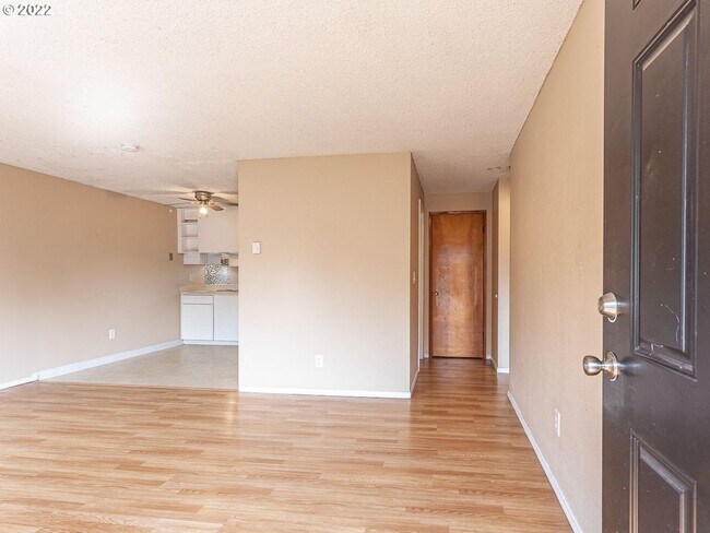 Foto del edificio - Bright Interior with Generous Bedroom Space – Includes Washer and Dryer