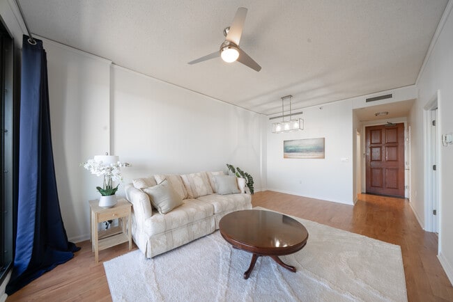 Foto del edificio - 1 Towers Park Ln