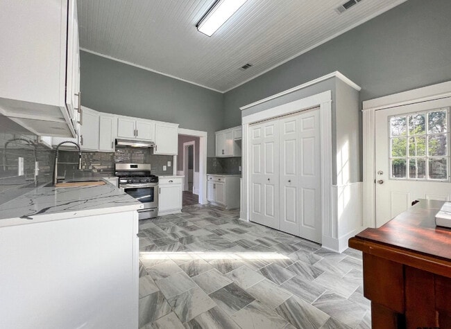 Kitchen - 622 Holbrook St