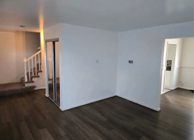 Foto del edificio - 300 Red Oak Dr