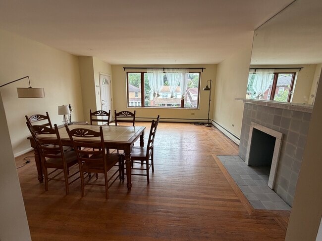 Living Room 19.5 x 16 - 6315 Monitor St