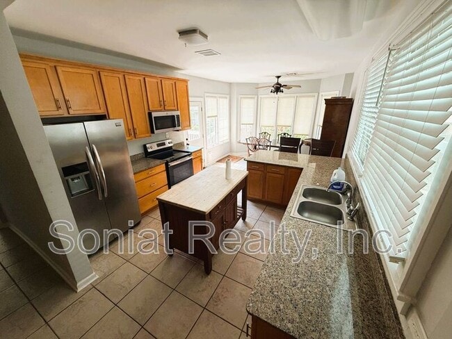 Building Photo - 3308 Upperline St