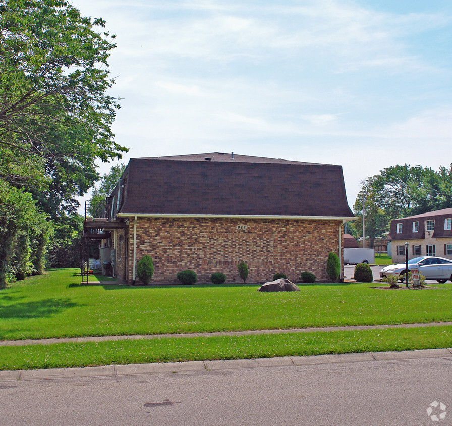 Building Photo - 988 Somerset Dr
