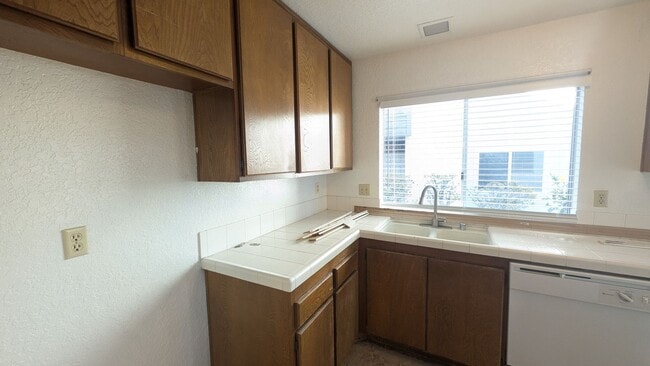 Building Photo - Townhome in Scripps Ranch - Available in July