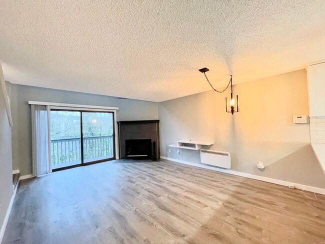 Foto del edificio - Charming 2-Bedroom Tukwila Townhome with Garage, Parking, Stainless Steel Appliances & Fireplace ...