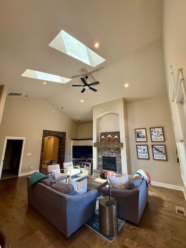 Foto del edificio - Luxury Single-Level Home with 3-Car Garage...