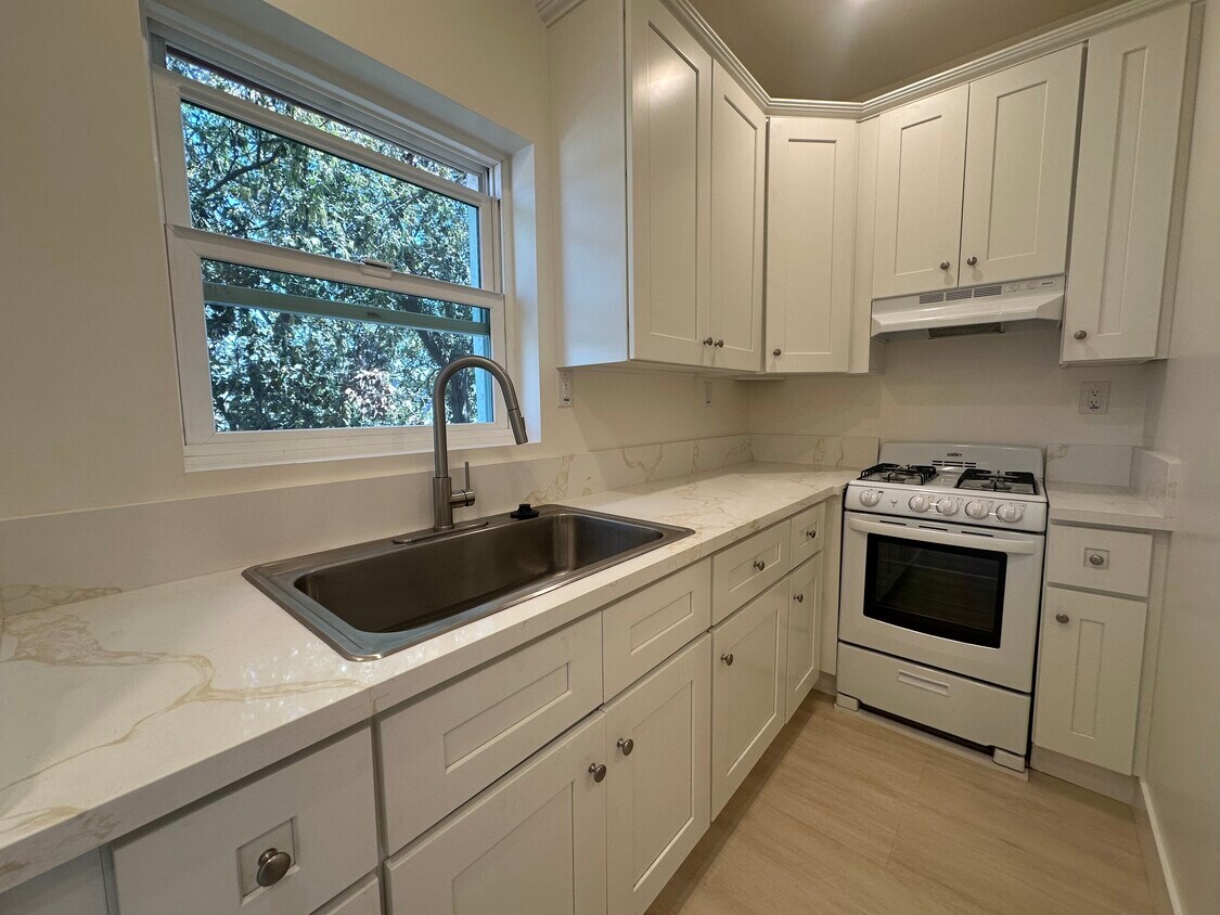 Foto principal - 323 W 4th St
