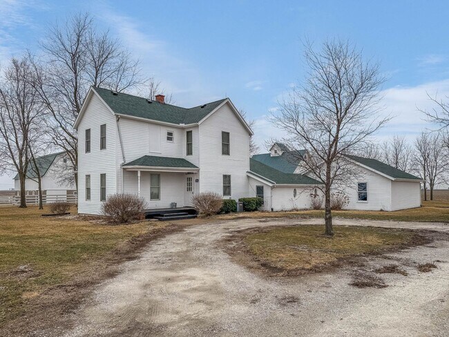 Foto del edificio - Peaceful Country Living in DeLand, IL – 3 Bed, 2 Bath Farmhouse