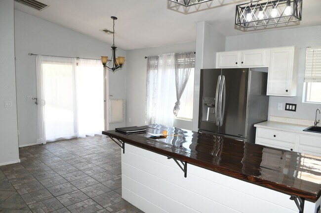 Foto del edificio - Ideal 4 Br 2 Ba 2 Car Garage Home with SOLAR Near Greenway and Loop 303 in Surprise