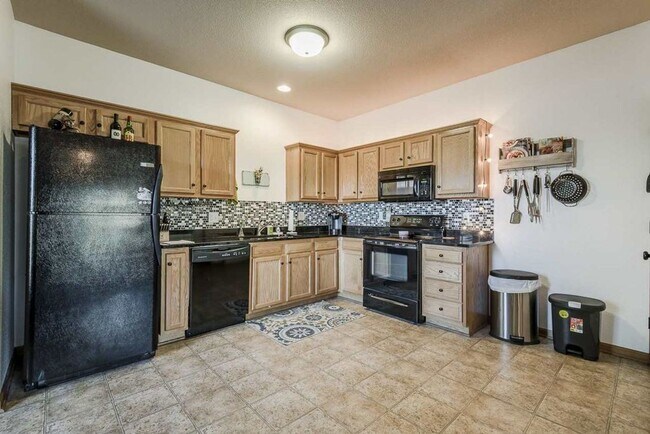 Foto del edificio - 3D Tour Available - Beautiful Miller Ranch Town-Home with Open Floor Plan! Available July 1st!