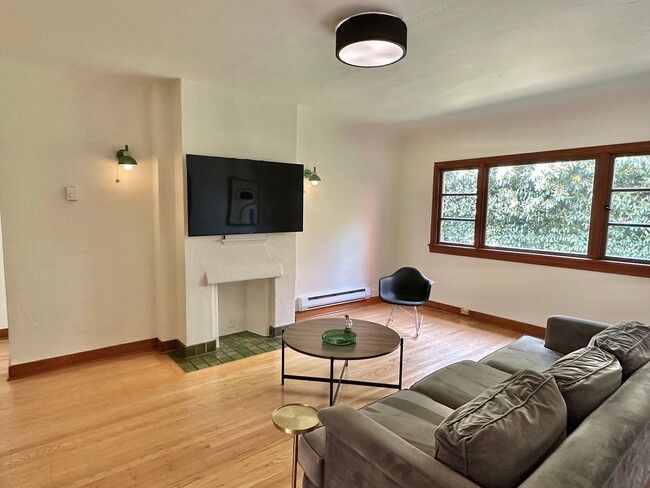 Foto del edificio - Beautiful 1 bed condo in desired Eastlake!...